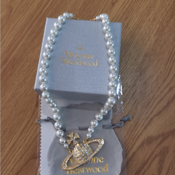 💎🪐Beautiful🪐💎Vivienne Westwood LARGE Bas Relief Pearl Necklace - Picture 6 of 7